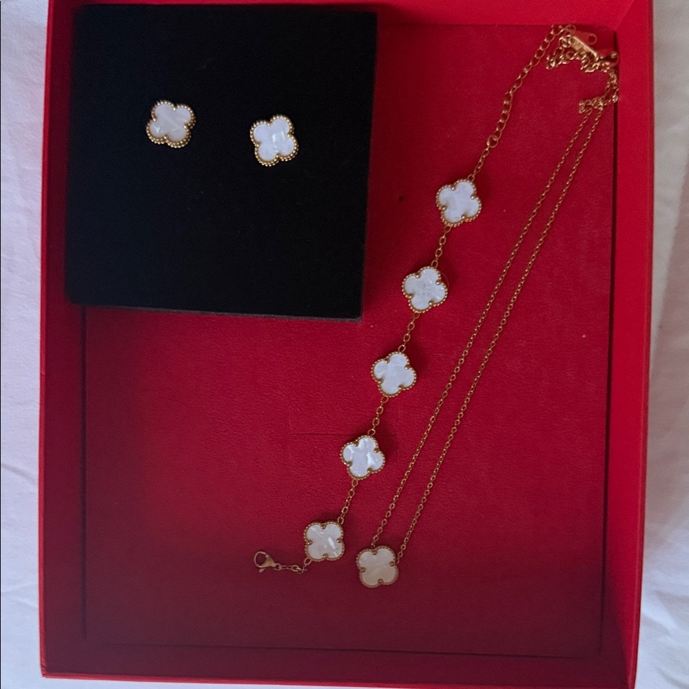 Elegant Gold and White Floral Jewelry Set